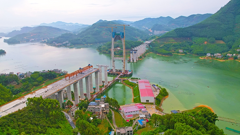 巴羌高速岩滩水库特大桥圆满完成羌圩岸引桥箱梁架设