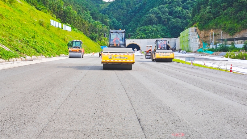 巴羌路二分部路面水稳基层试验路顺利摊铺